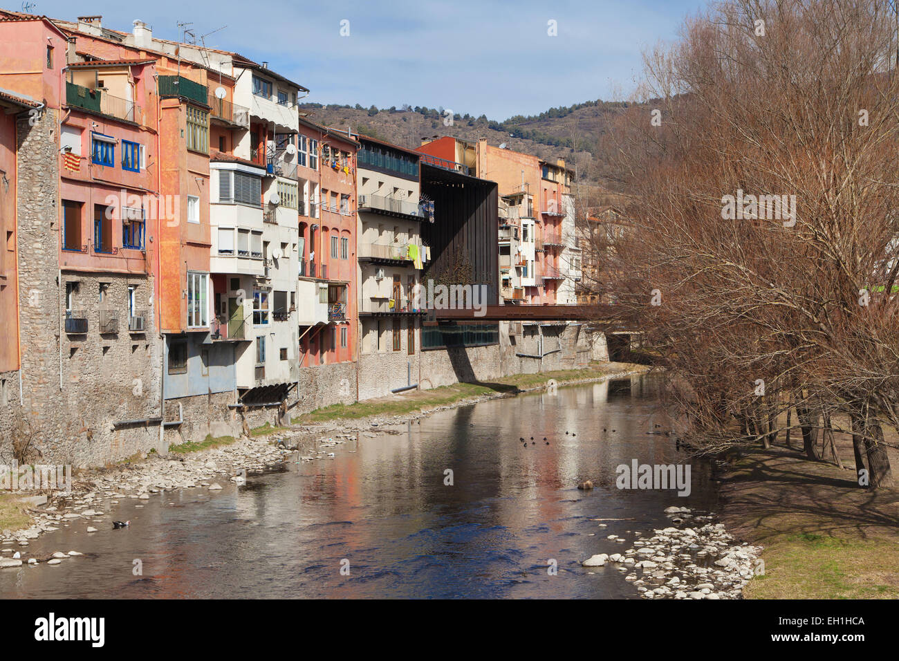 Fiume Ter attraverso Ripoll, provincia di Girona, in Catalogna. Foto Stock