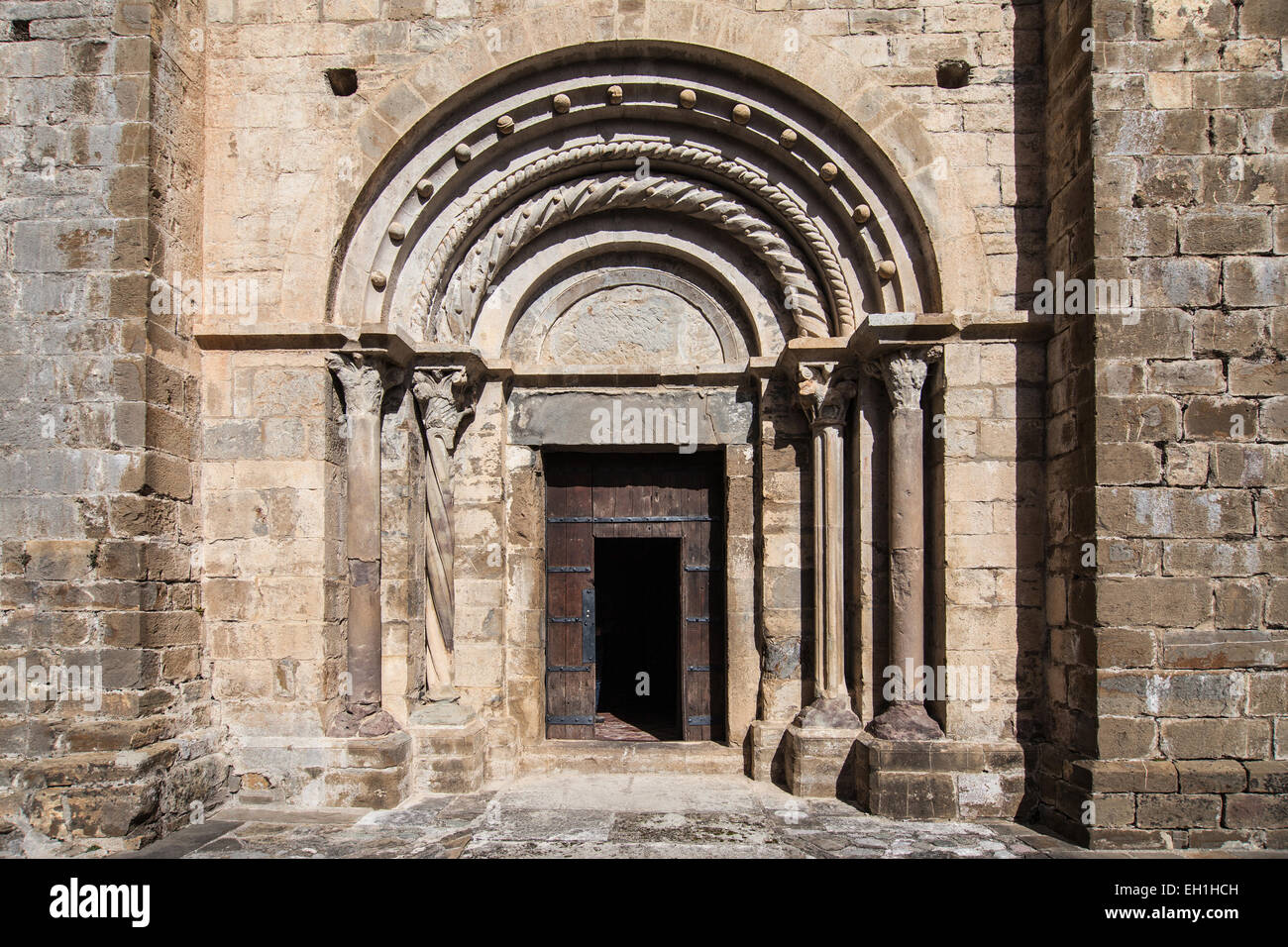 Portale romanico di Sant Cristofol chiesa nel generare, provincia di Girona, in Catalogna. Foto Stock