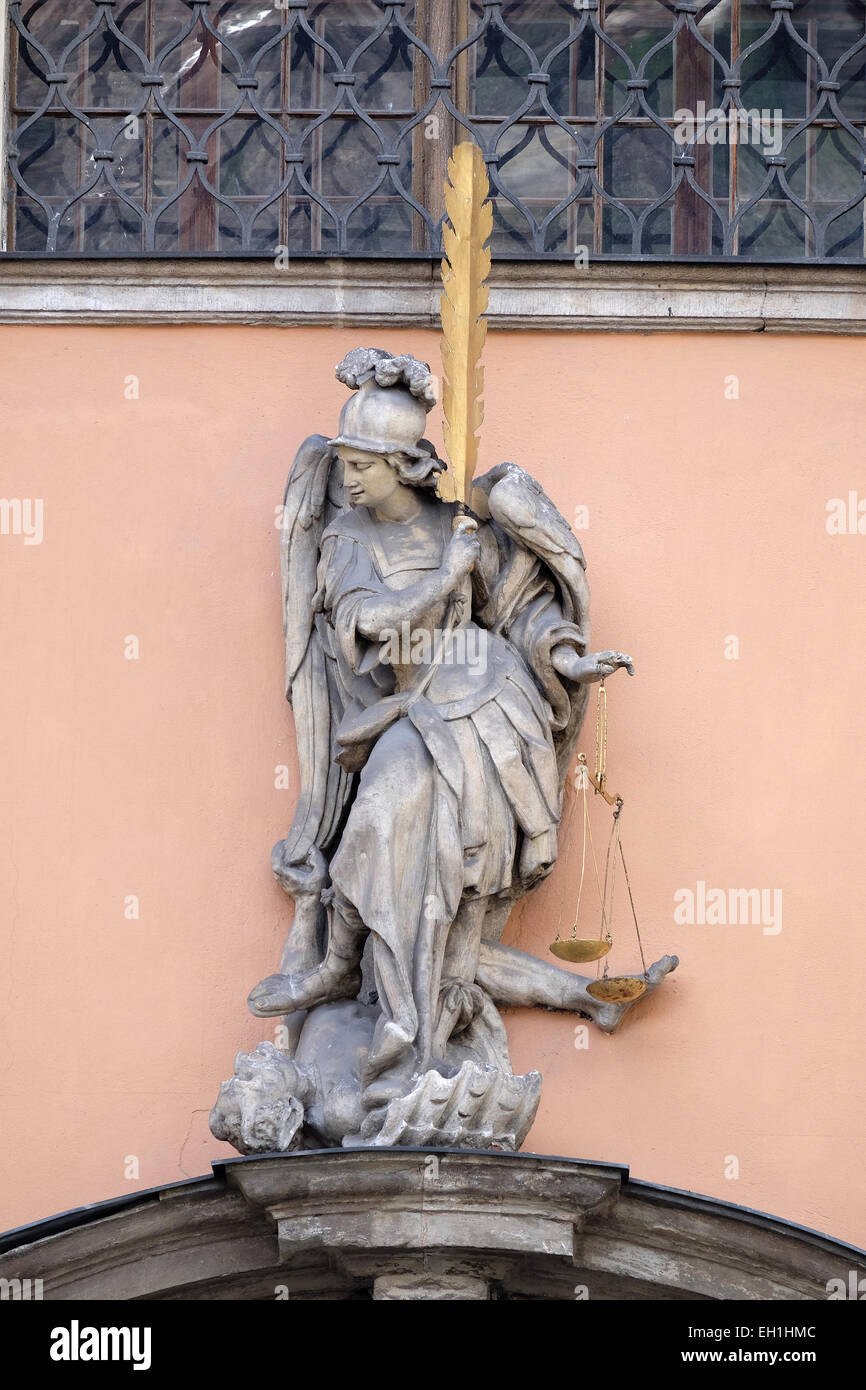 L'Arcangelo Michele sul portale di Dreifaltigkeitskirche ( Santa Trinità ) chiesa in Graz, Stiria, Austria il 10 gennaio 2015. Foto Stock