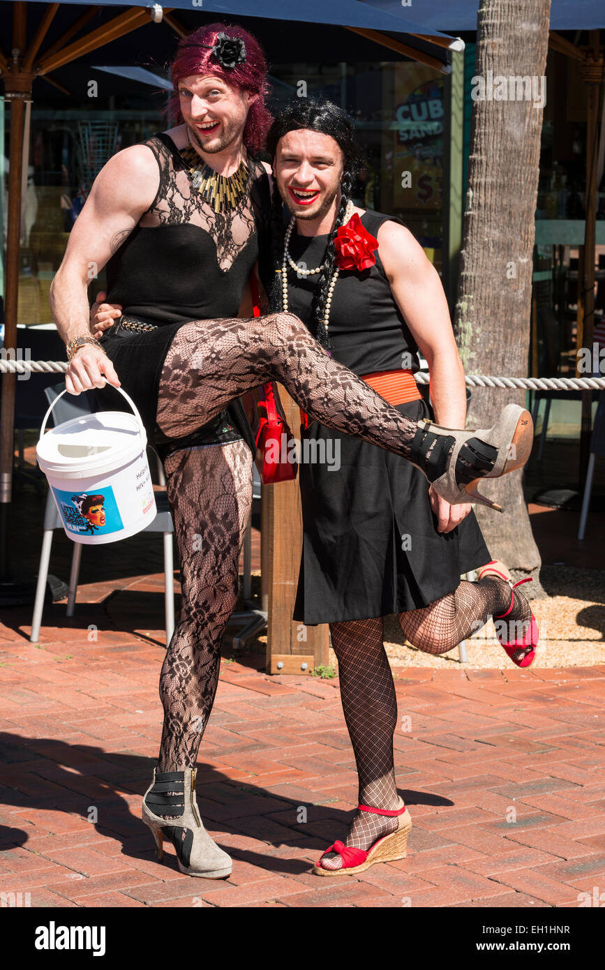 Due uomini in abiti neri e tacchi alti durante il capofila di Sydney' Little Black Dress esegui un Mardi Gras evento di beneficenza, Sydney. Foto Stock