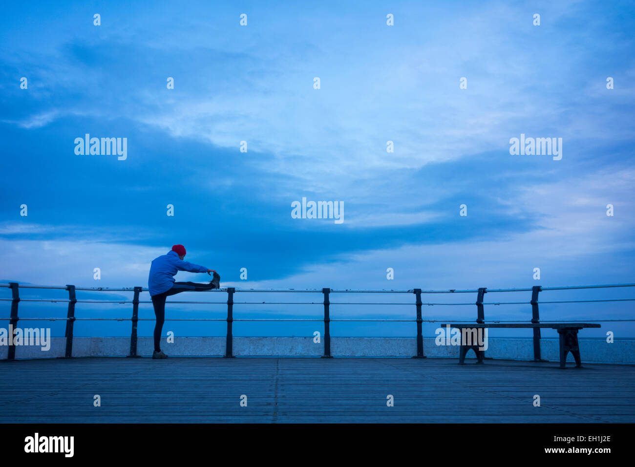 Saltburn dal mare, UK. 5 Marzo, 2015. Regno Unito Meteo: un pareggiatore stretching a Saltburn il molo vittoriano di sunrise. Credito: ALANDAWSONPHOTOGRAPHY/Alamy Live News Foto Stock