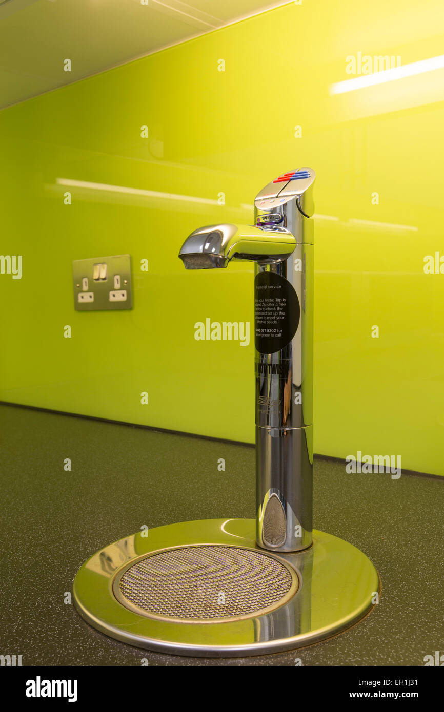 Ufficio moderno cucina con hydrotap Foto Stock