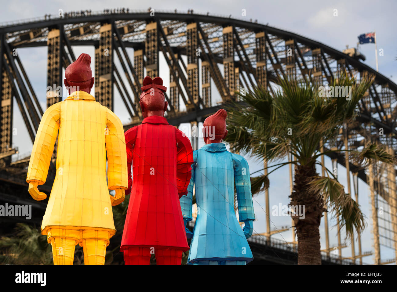 Lanterne illuminate dei Guerrieri di Terracotta di fronte il Ponte del Porto di Sydney, parte delle celebrazioni per il Capodanno cinese 2015 Foto Stock