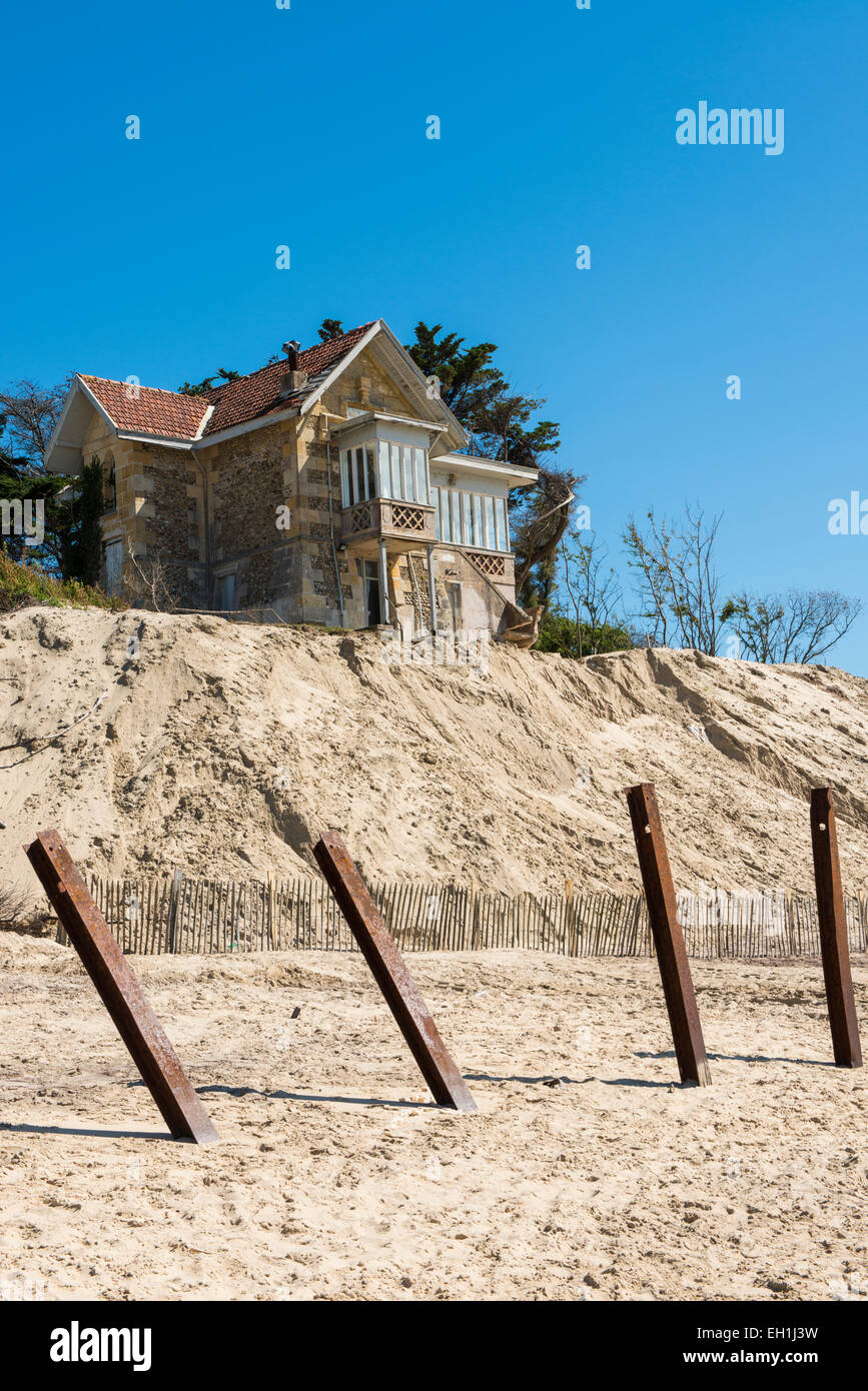 Casa sulle dune con una forte erosione delle dune da l'oceano in Francia, Soulac sur Mer. Foto Stock