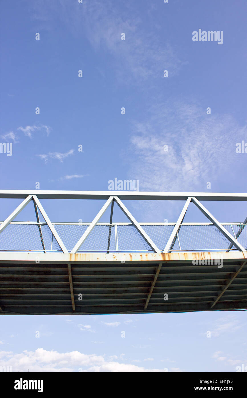 Ponte pedonale oltre il cielo blu Foto Stock