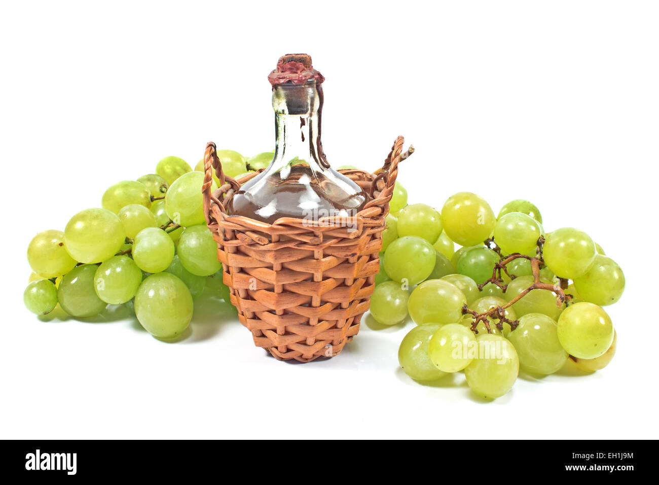 Vecchio sigillato bottiglia di vino e uva bianca isolata su bianco Foto Stock