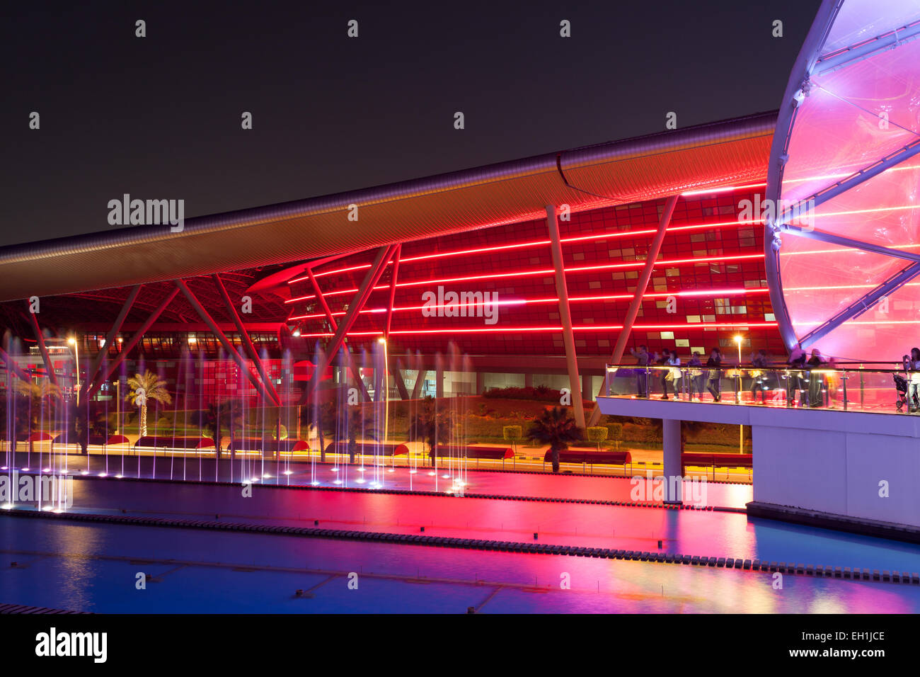 Ferrari World Theme Park illuminato di notte. Dicembre 19, 2014 a Yas Island di Abu Dhabi, Emirati arabi uniti Foto Stock