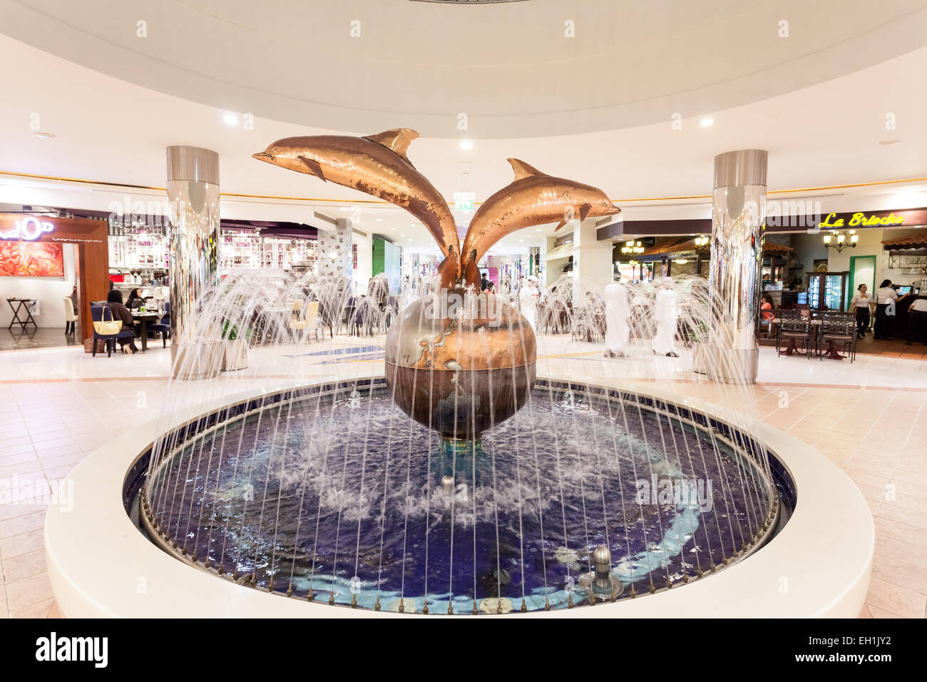 Fontana dei delfini all'interno del Centro Commerciale Marina di Abu Dhabi. Dicembre 21, 2014 ad Abu Dhabi, Regno emirato Arabo Foto Stock