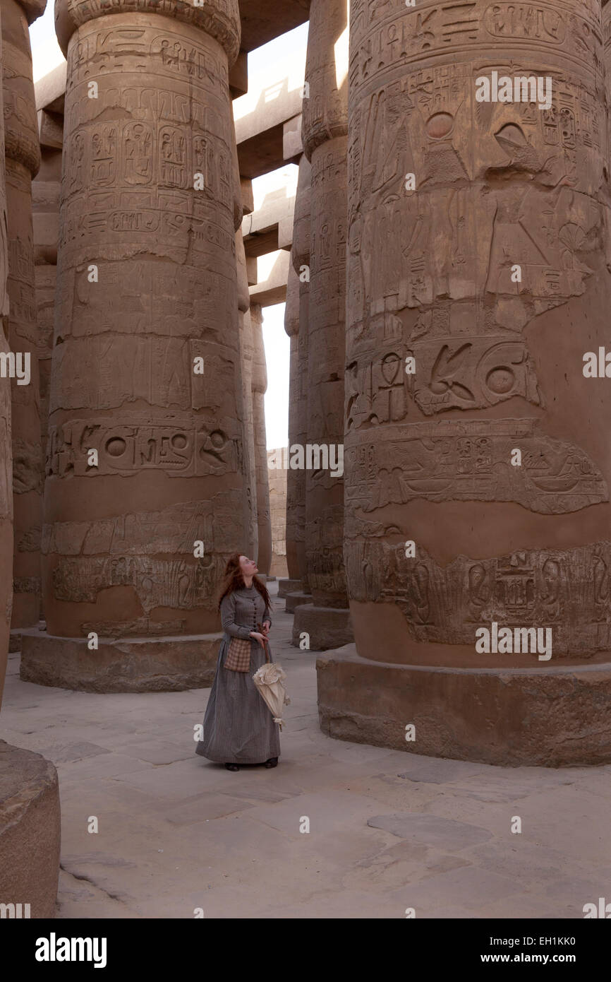 Un attrice in costume di eseguire un ruolo al Tempio di Karnak complessa, Luxor, Egitto Foto Stock