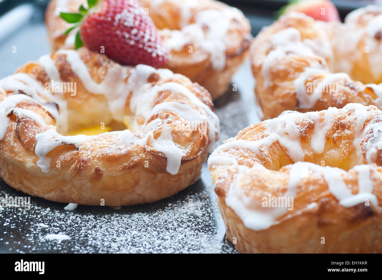 Freschi dolci danesi riempiti con panna alla vaniglia. Foto Stock