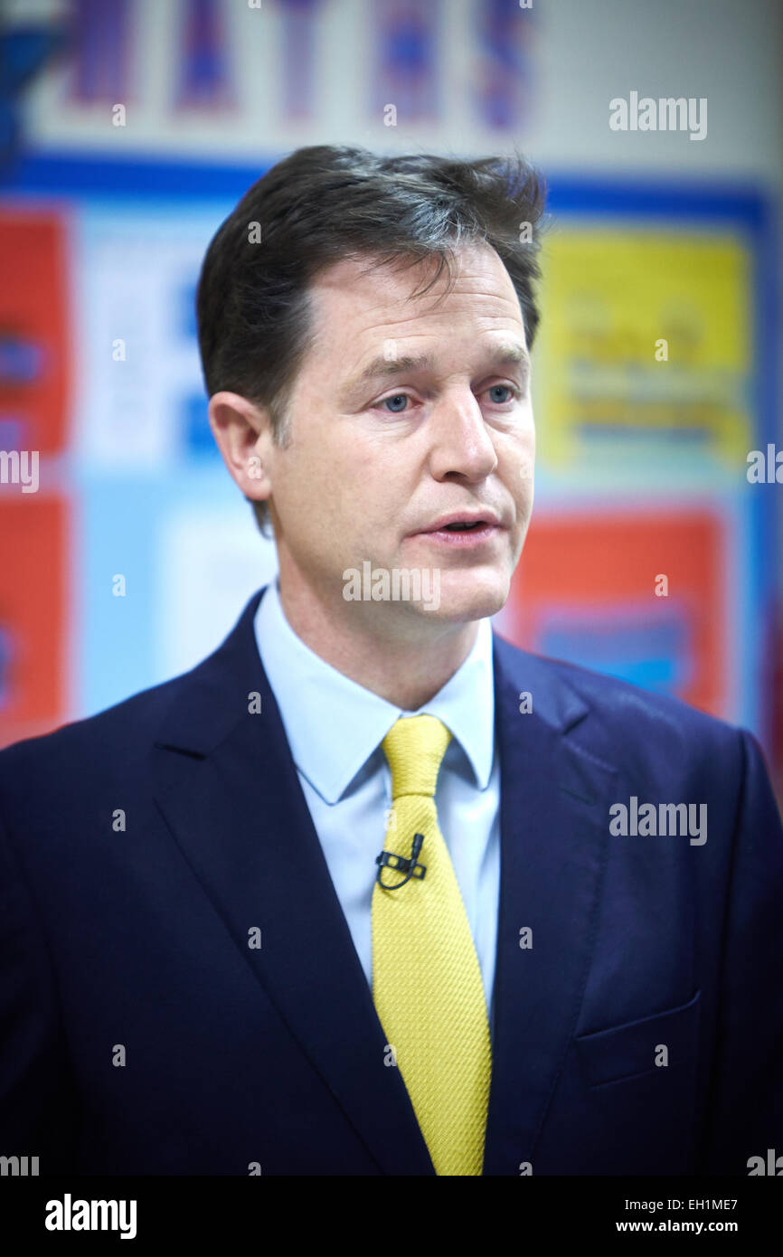 Gruppo del Partito europeo dei liberali democratici leader Nick Clegg dà un discorso a Botley scuola durante una visita a lanciare il partito manifesto Foto Stock