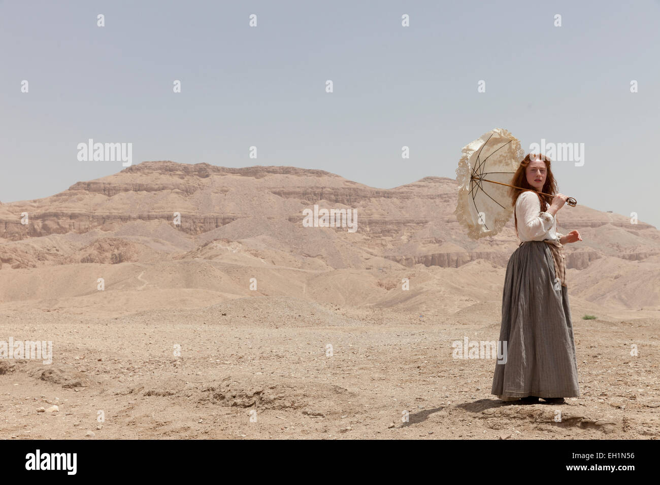 Un attrice in costume svolgere un ruolo nei pressi della Valle delle Regine, Luxor, Egitto Foto Stock