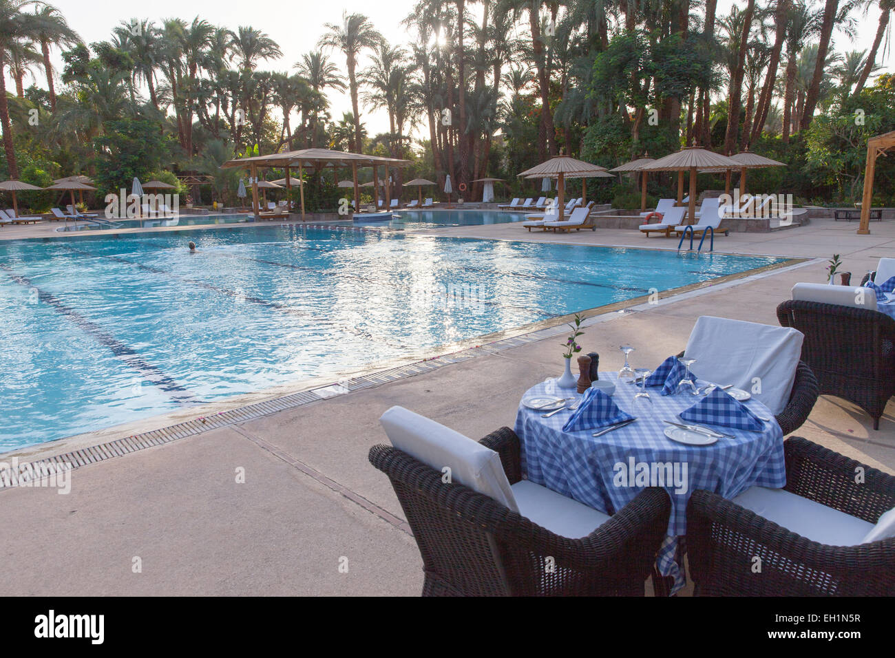 Piscina presso il vecchio Winter Palace hotel Luxor Egitto. Foto Stock