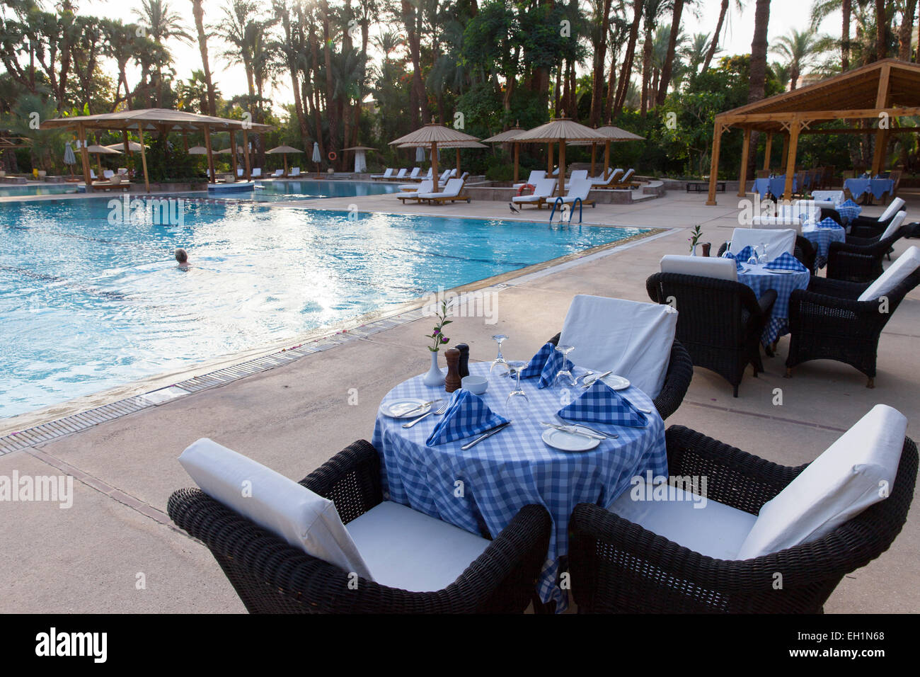 Piscina presso il vecchio Winter Palace hotel Luxor Egitto. Foto Stock