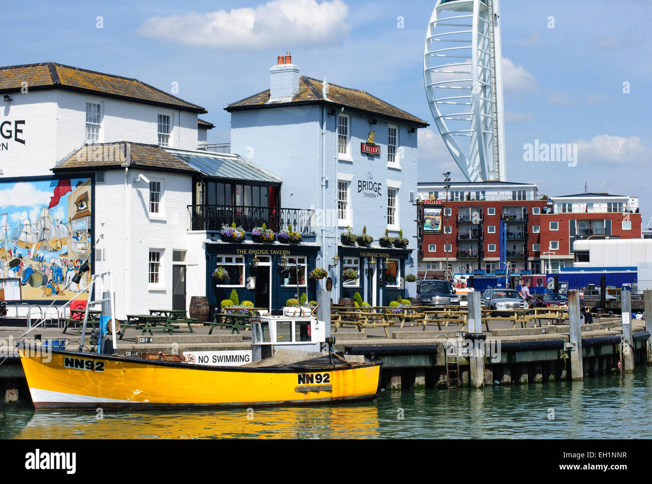 Spinnaker Tower e il Ponte Taverna in Portsmouth, Hampshire, Regno Unito Foto Stock