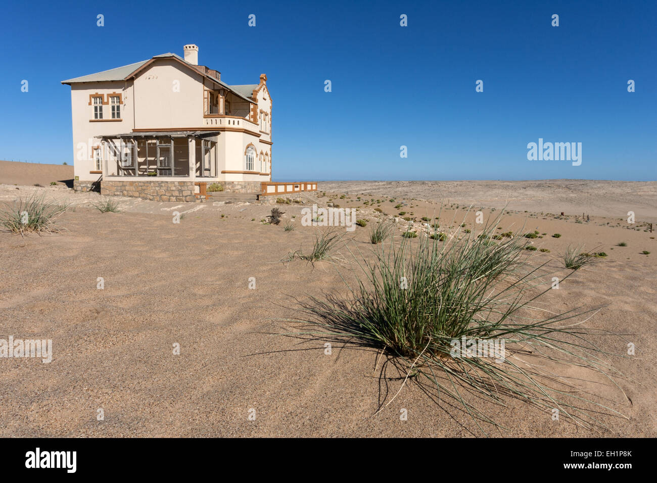 Vecchia casa in ex città di Diamante, oggi una città fantasma, Kolmanskop, Kolmannskuppe, vicino a Lüderitz, Namibia Foto Stock