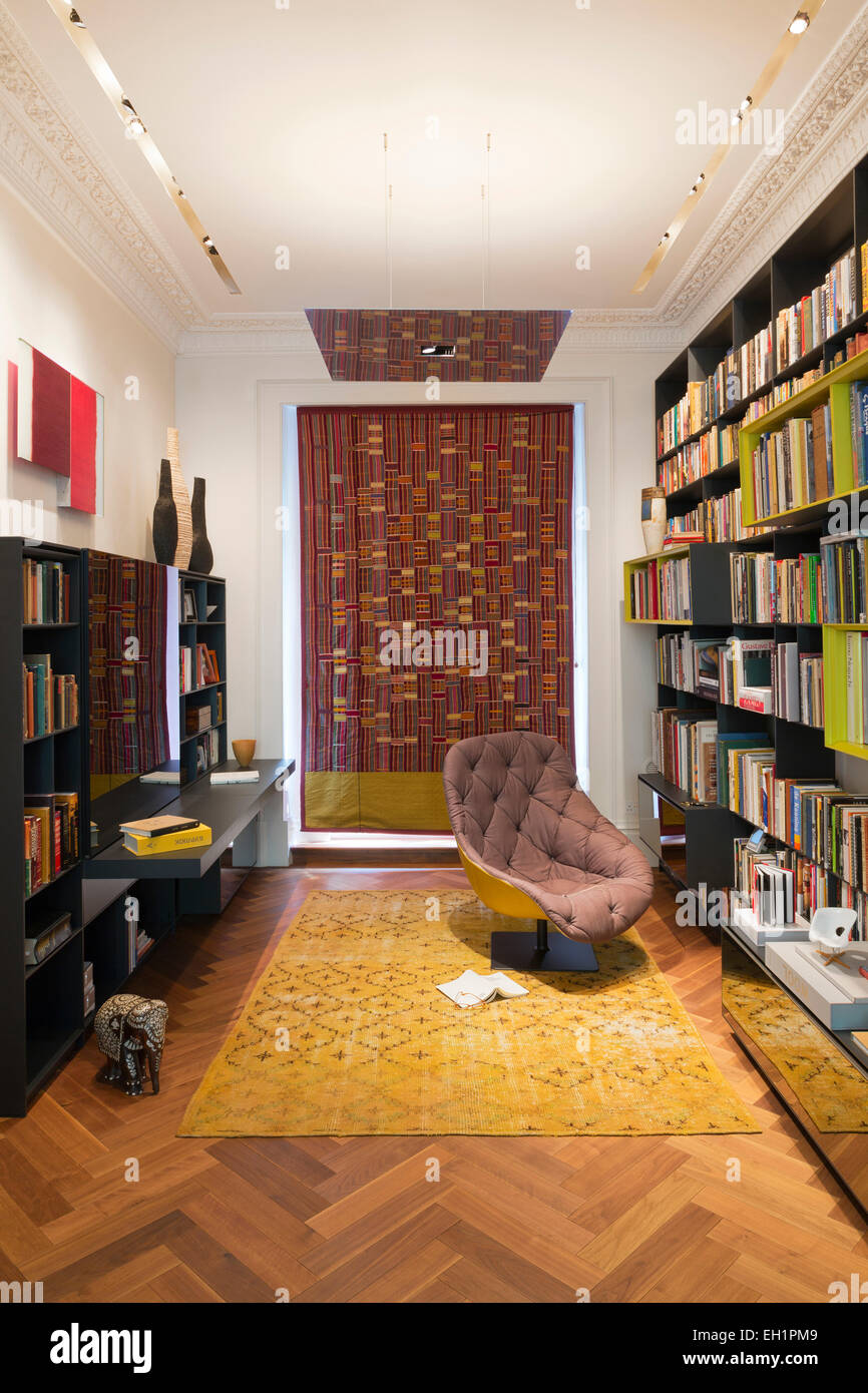 Poltrona e librerie in studio residenziale, REGNO UNITO Foto Stock