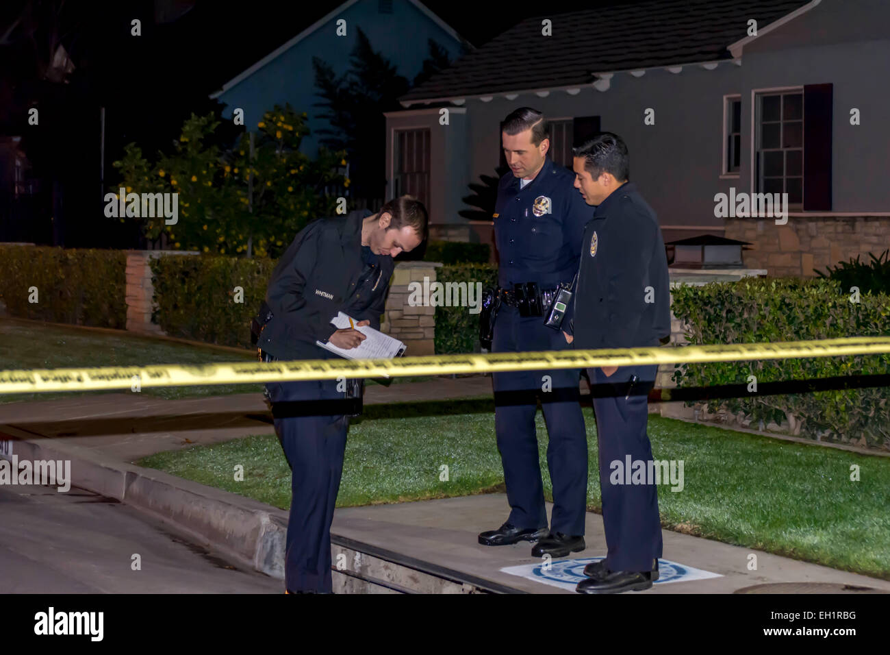 Los Angeles, California, USA. Il 5 marzo 2015. Los Angeles di polizia sono coinvolti in un altro tiro, uccidendo il presunto sospetto di un furto di auto, che esercitassero l. Questa è la terza persona sparato e ucciso da Los Angeles il dipartimento di polizia nella settimana scorsa. Credito: Chester marrone/Alamy Live News Foto Stock