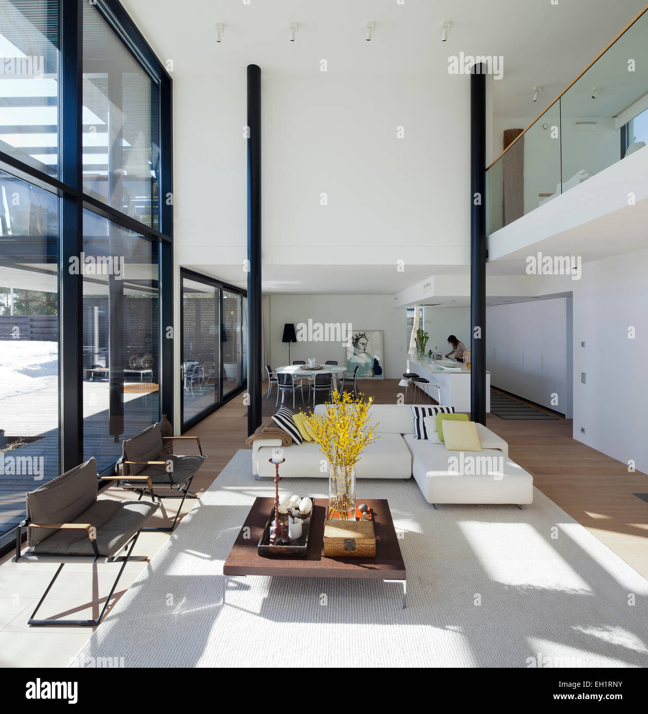 Grande, bianco, piano aperto camera modernista con cucina, sala da pranzo e zona salotto in casa privata in Westend, Espoo, Finlandia Foto Stock