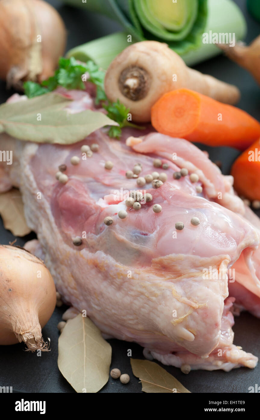 Carcassa di pollo, spezie e verdure. Freschi ingredienti organici per brodo fatto in casa. Foto Stock