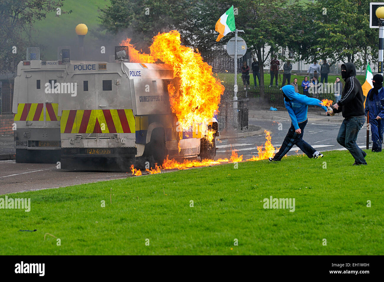 Giovani nazionalista di gettare bombe molotov a PSNI veicoli durante disordini nel Bogside, Derry, Londonderry, Irlanda del Nord Foto Stock