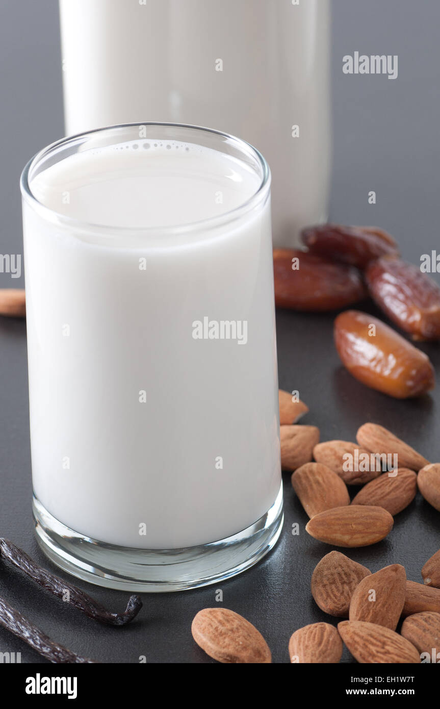 In casa senza lattosio latte di mandorla aromatizzato con le date. Foto Stock