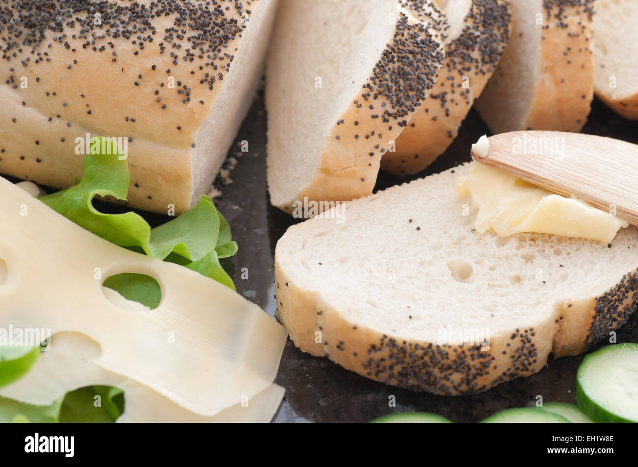 La produzione di formaggio panini con lattuga e cetriolo. Foto Stock