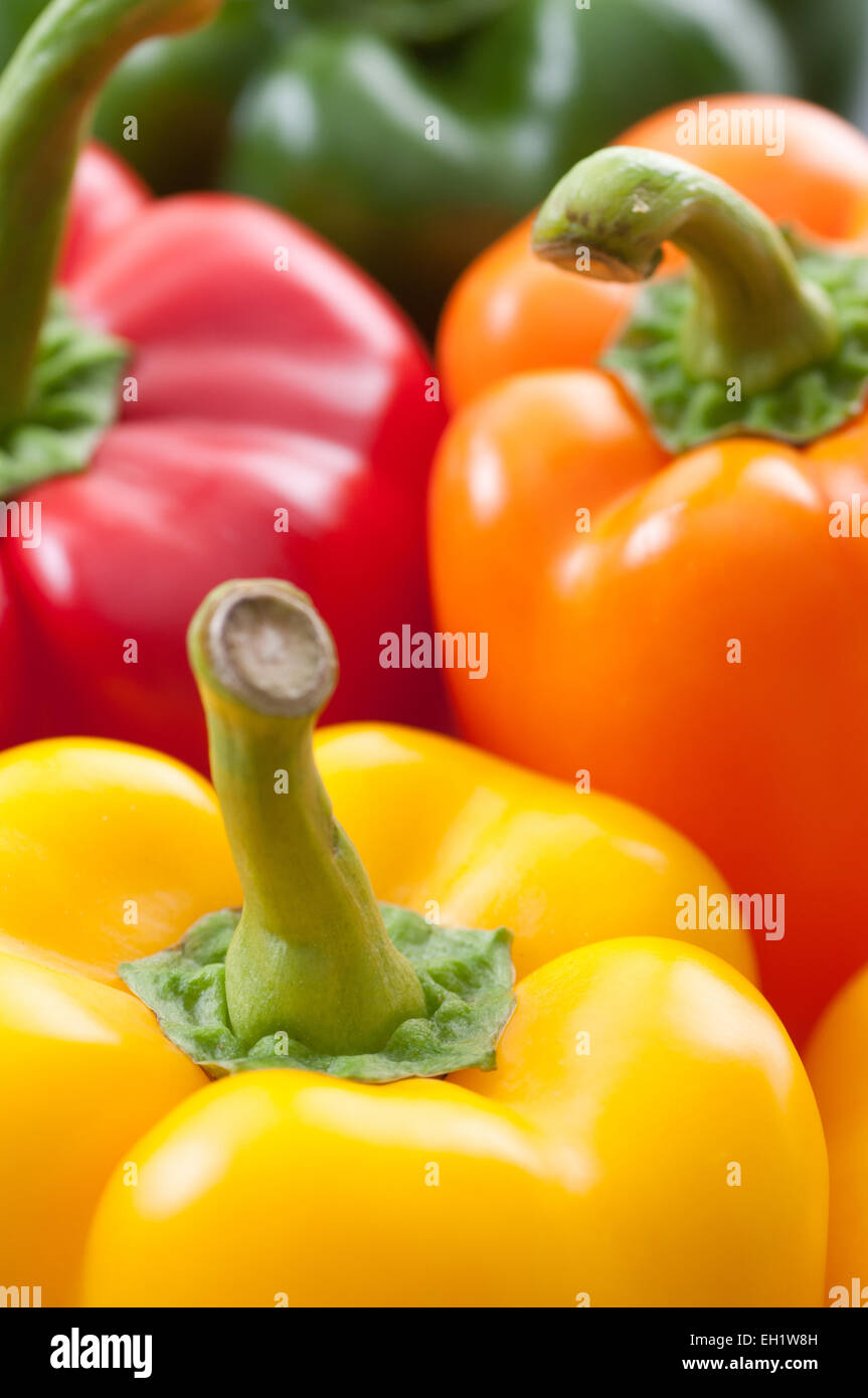 Giallo, verde, arancione e rosso fresco i peperoni. Foto Stock