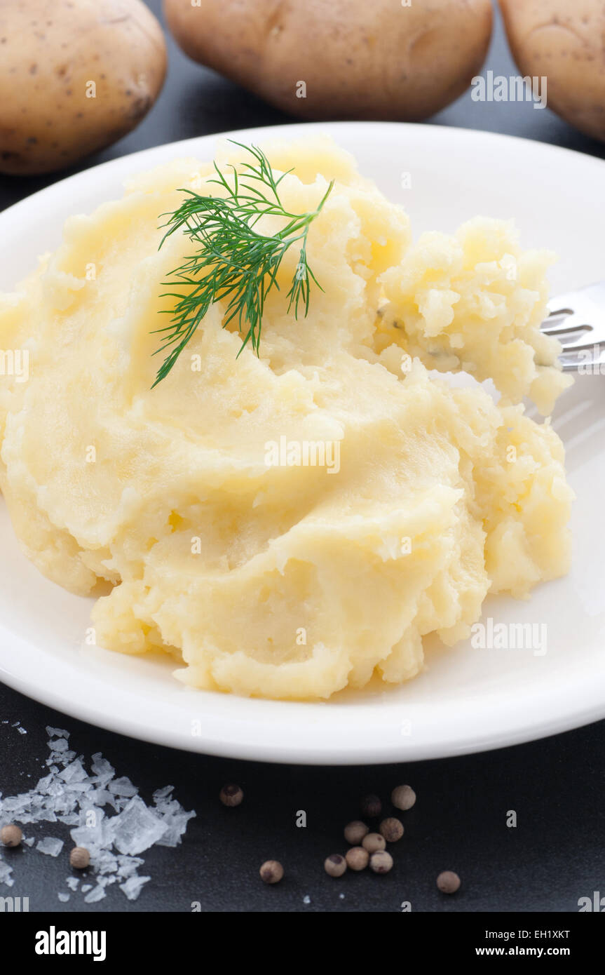 Purea di patate con sale marino, aneto e pepe bianco. Foto Stock