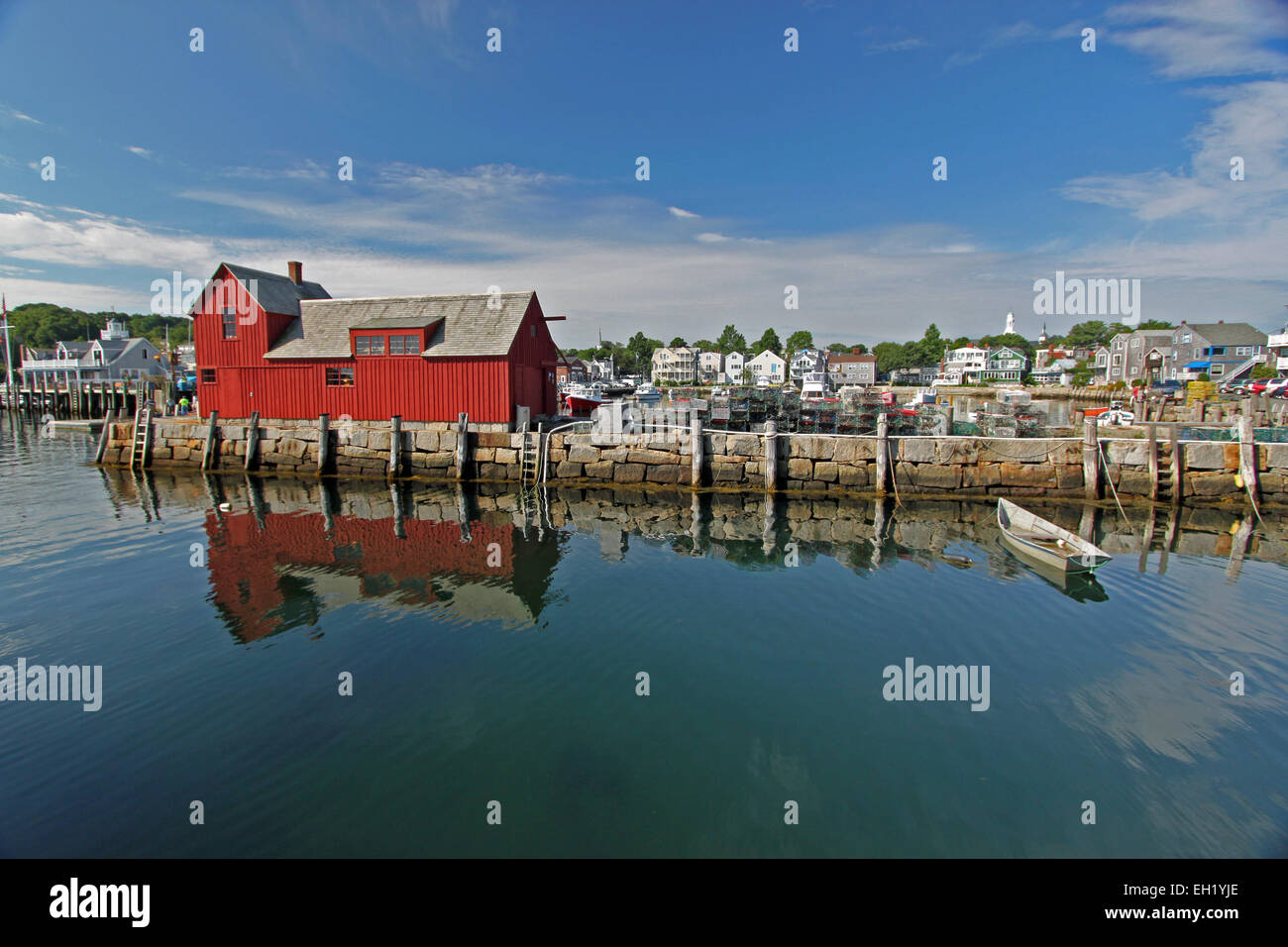 Un dory si siede accanto a una capanna di astice in Rockport, Massachusetts. Foto Stock