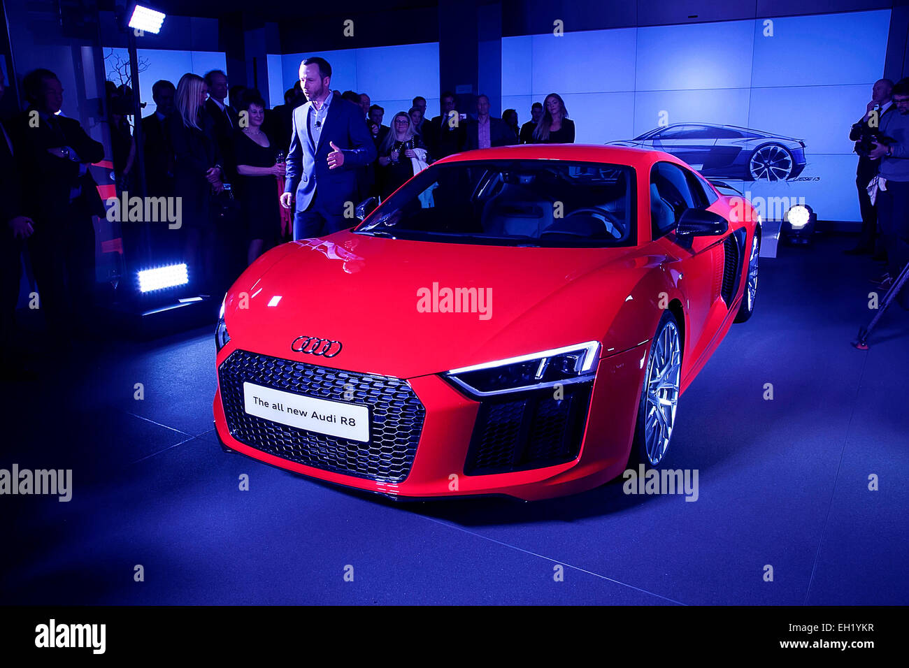 Londra, Regno Unito. 03 Mar, 2015. Nuova Audi R8in anteprima a Audi City Piccadilly Londra. Designer Edwin Ollefers rivolgendosi agli ospiti 3/3/15 Credito: Martyn Goddard/Alamy Live News Foto Stock