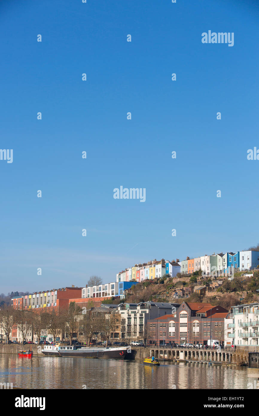 Colorate case della città di Bristol a fianco del porto in una giornata di sole con il blu del cielo. Foto Stock