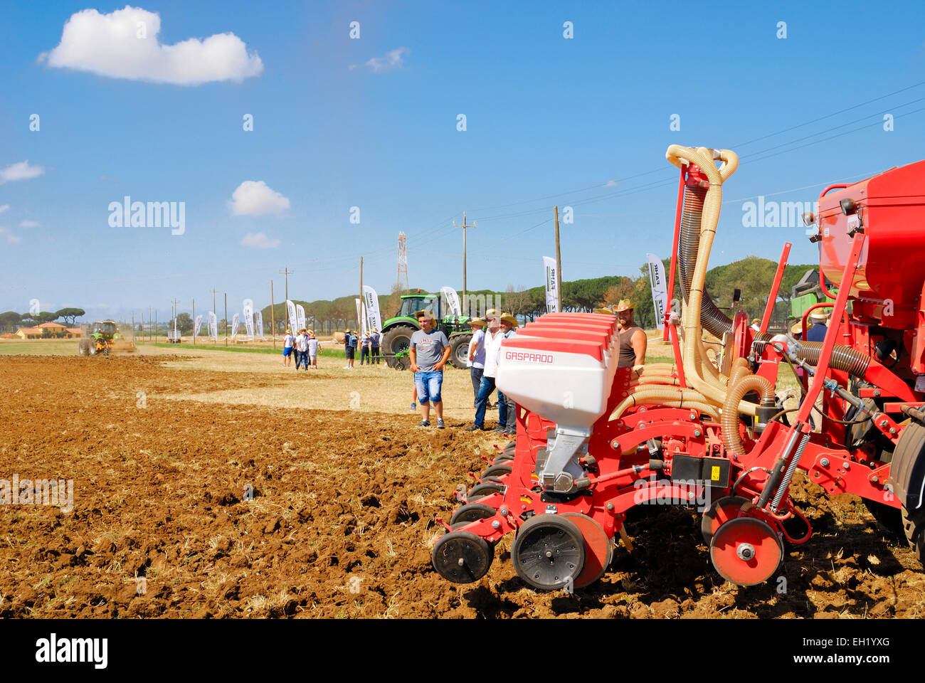 Esposizione di trattori nuovi in una fiera agricola in Agro Pontino, Lazio, Italia centrale. Foto Stock