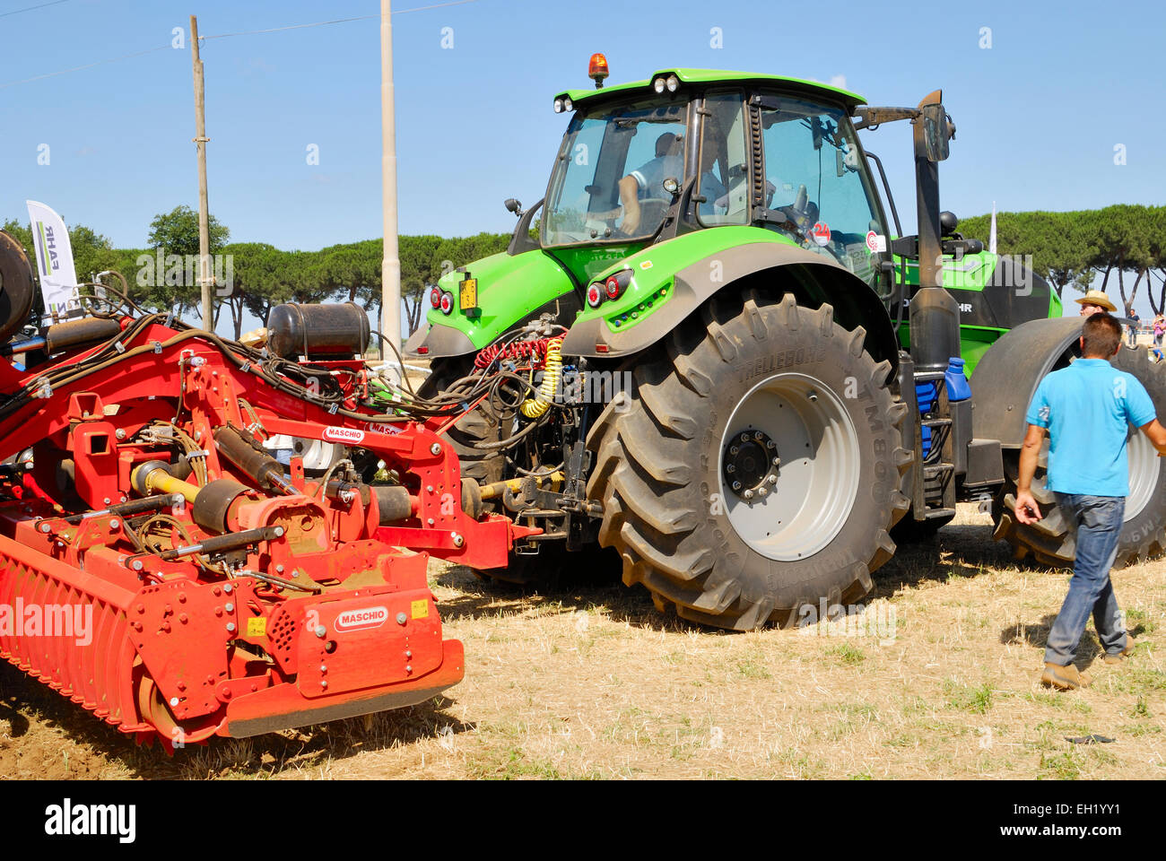 Esposizione di trattori nuovi in una fiera agricola in Agro Pontino, Lazio, Italia centrale. Foto Stock