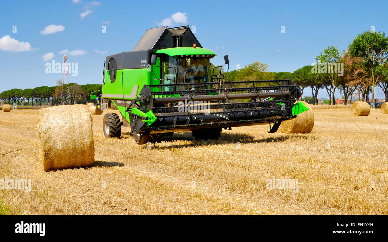 Esposizione di trattori nuovi in una fiera agricola in Agro Pontino, Lazio, Italia centrale. Foto Stock