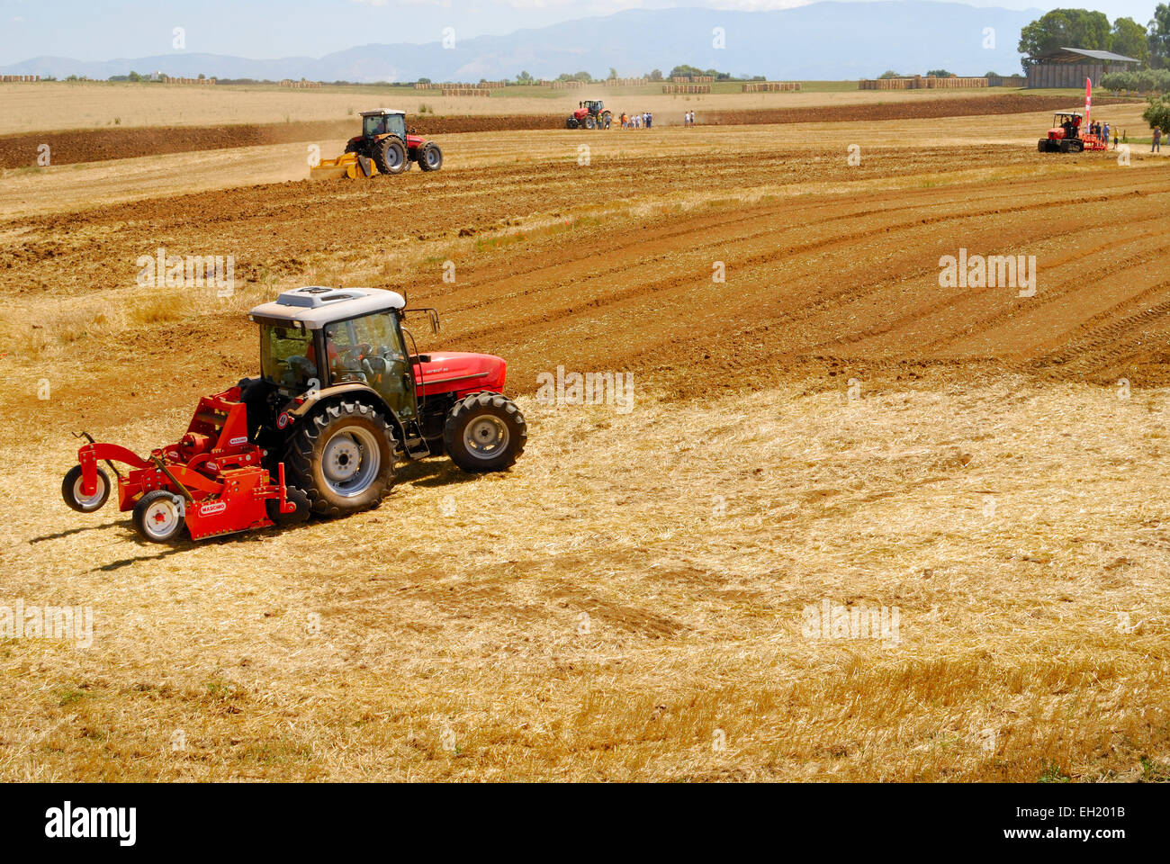 Esposizione di trattori nuovi in una fiera agricola in Agro Pontino, Lazio, Italia centrale. Foto Stock