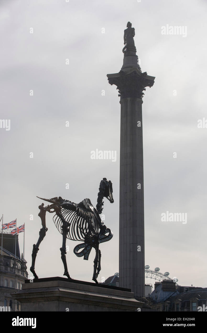 Londra, Regno Unito. 5 Marzo, 2015. La scultura noto come dono cavallo, dall'artista tedesco Hans Haacke, è svelato a Londra in Trafalgar Square su spazio pubblico chiamato il quarto zoccolo. Il sindaco di Londra Boris Johnson ha finanziato il decimo artwork per appaiono qui. Il muscolo scheletrico, riderless horse (derivata dall'Anatomia di un cavallo - George Stubbs, 1766) con una borsa di Londra tickertape è un commento sui consumi di energia e denaro e storia. Credito: RichardBaker/Alamy Live News Foto Stock