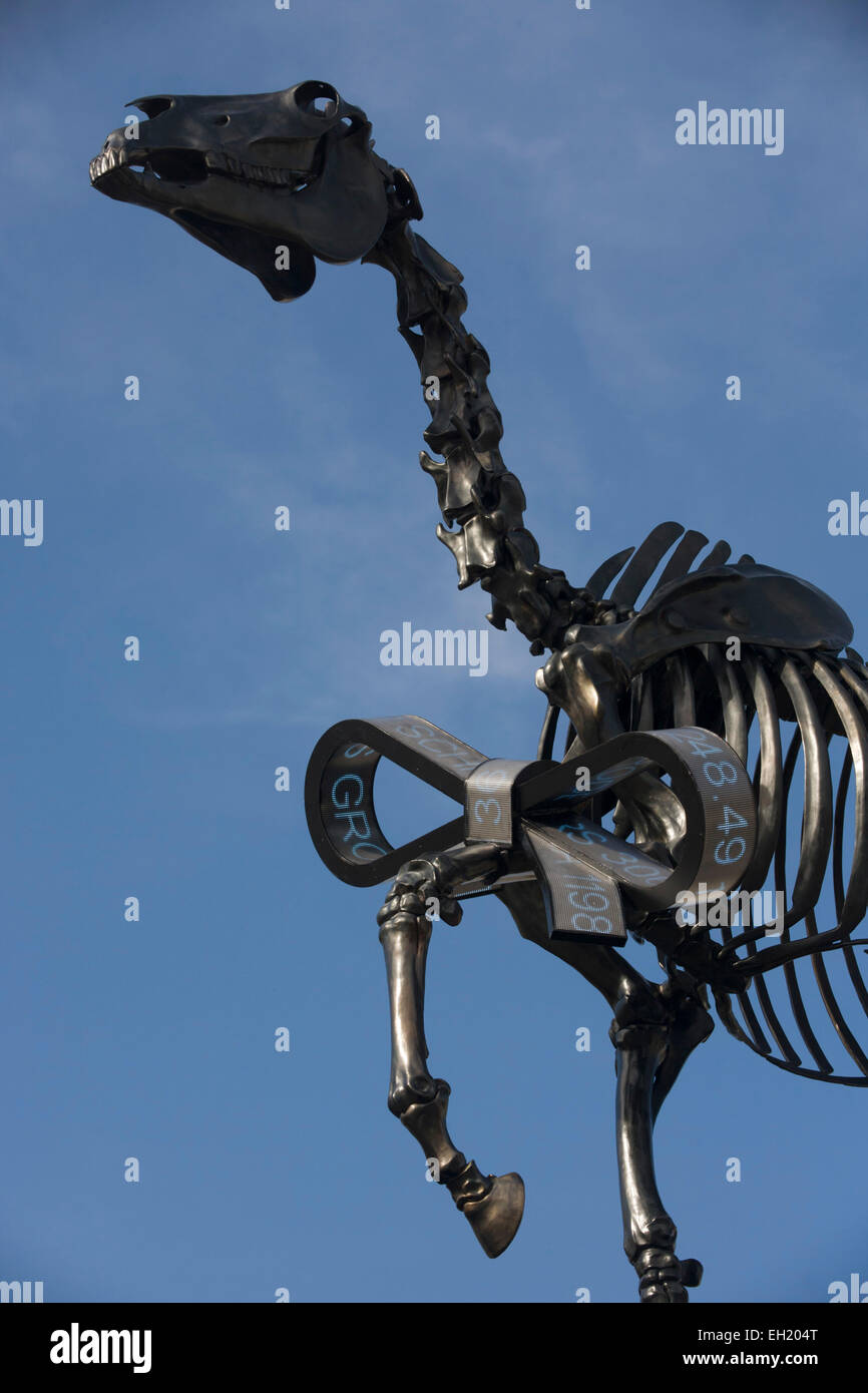Londra, Regno Unito. 5 Marzo, 2015. La scultura noto come dono cavallo, dall'artista tedesco Hans Haacke, è svelato a Londra in Trafalgar Square su spazio pubblico chiamato il quarto zoccolo. Il sindaco di Londra Boris Johnson ha finanziato il decimo artwork per appaiono qui. Il muscolo scheletrico, riderless horse (derivata dall'Anatomia di un cavallo - George Stubbs, 1766) con una borsa di Londra tickertape è un commento sui consumi di energia e denaro e storia. Credito: RichardBaker/Alamy Live News Foto Stock
