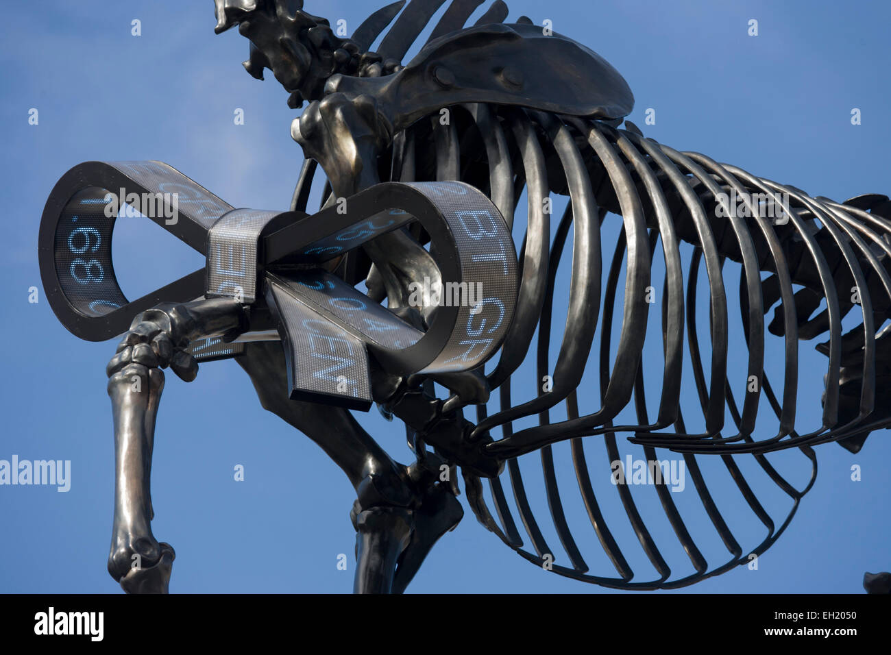 Londra, Regno Unito. 5 Marzo, 2015. La scultura noto come dono cavallo, dall'artista tedesco Hans Haacke, è svelato a Londra in Trafalgar Square su spazio pubblico chiamato il quarto zoccolo. Il sindaco di Londra Boris Johnson ha finanziato il decimo artwork per appaiono qui. Il muscolo scheletrico, riderless horse (derivata dall'Anatomia di un cavallo - George Stubbs, 1766) con una borsa di Londra tickertape è un commento sui consumi di energia e denaro e storia. Credito: RichardBaker/Alamy Live News Foto Stock