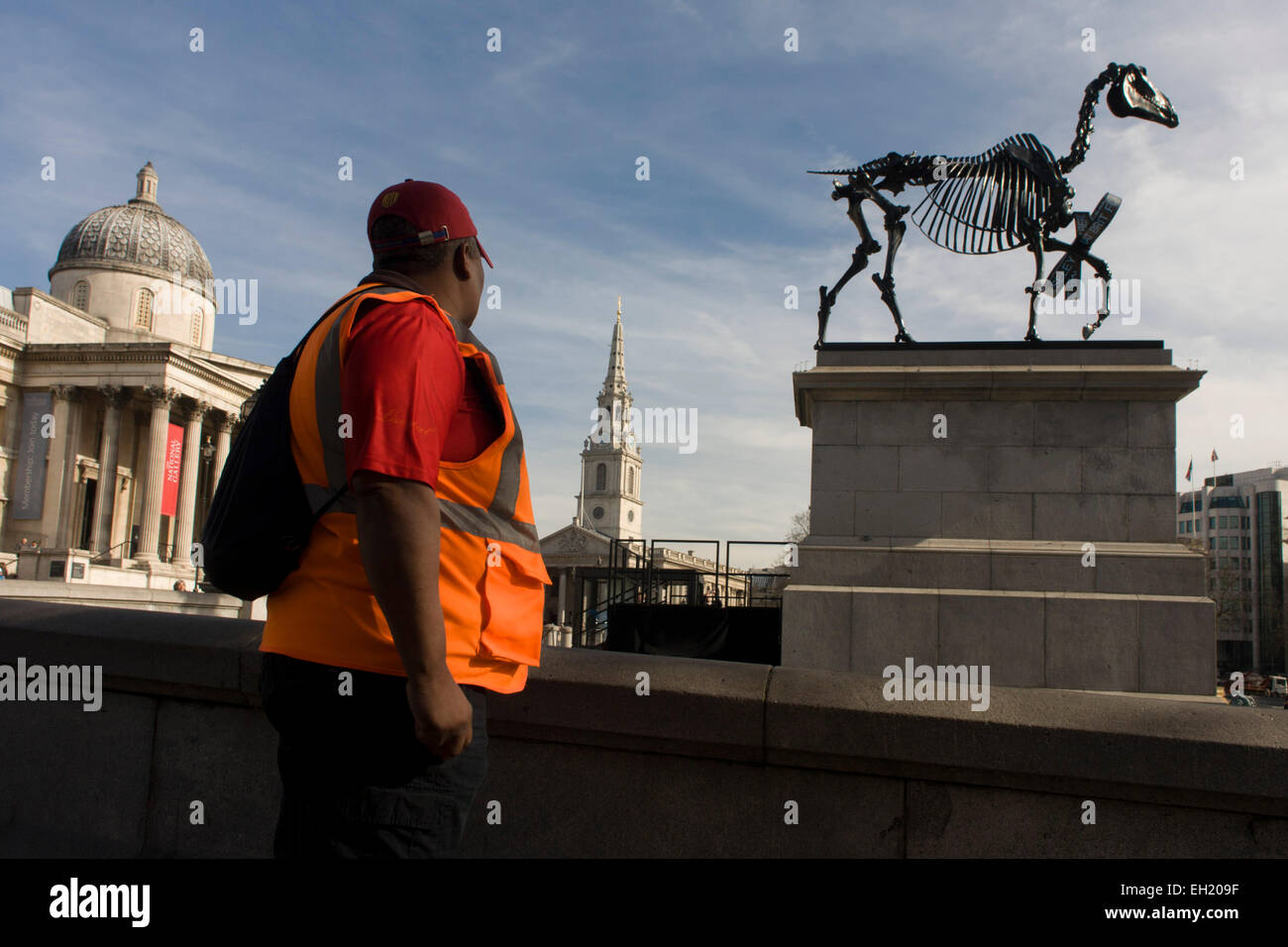 Londra, Regno Unito. 5 Marzo, 2015. La scultura noto come dono cavallo, dall'artista tedesco Hans Haacke, è svelato a Londra in Trafalgar Square su spazio pubblico chiamato il quarto zoccolo. Il sindaco di Londra Boris Johnson ha finanziato il decimo artwork per appaiono qui. Il muscolo scheletrico, riderless horse (derivata dall'Anatomia di un cavallo - George Stubbs, 1766) con una borsa di Londra tickertape è un commento sui consumi di energia e denaro e storia. Credito: RichardBaker/Alamy Live News Foto Stock