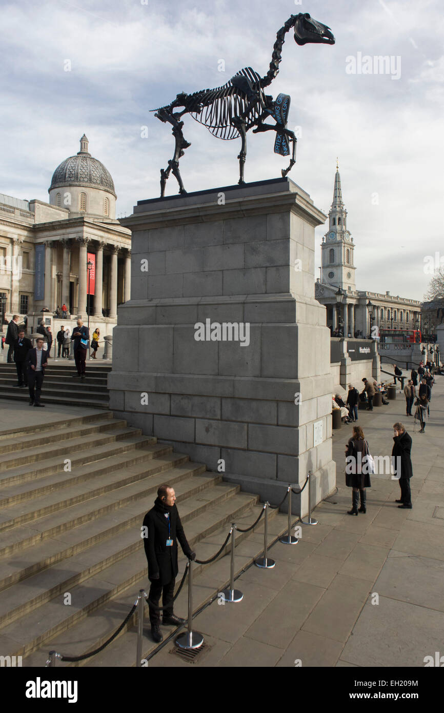 Londra, Regno Unito. 5 Marzo, 2015. La scultura noto come dono cavallo, dall'artista tedesco Hans Haacke, è svelato a Londra in Trafalgar Square su spazio pubblico chiamato il quarto zoccolo. Il sindaco di Londra Boris Johnson ha finanziato il decimo artwork per appaiono qui. Il muscolo scheletrico, riderless horse (derivata dall'Anatomia di un cavallo - George Stubbs, 1766) con una borsa di Londra tickertape è un commento sui consumi di energia e denaro e storia. Credito: RichardBaker/Alamy Live News Foto Stock