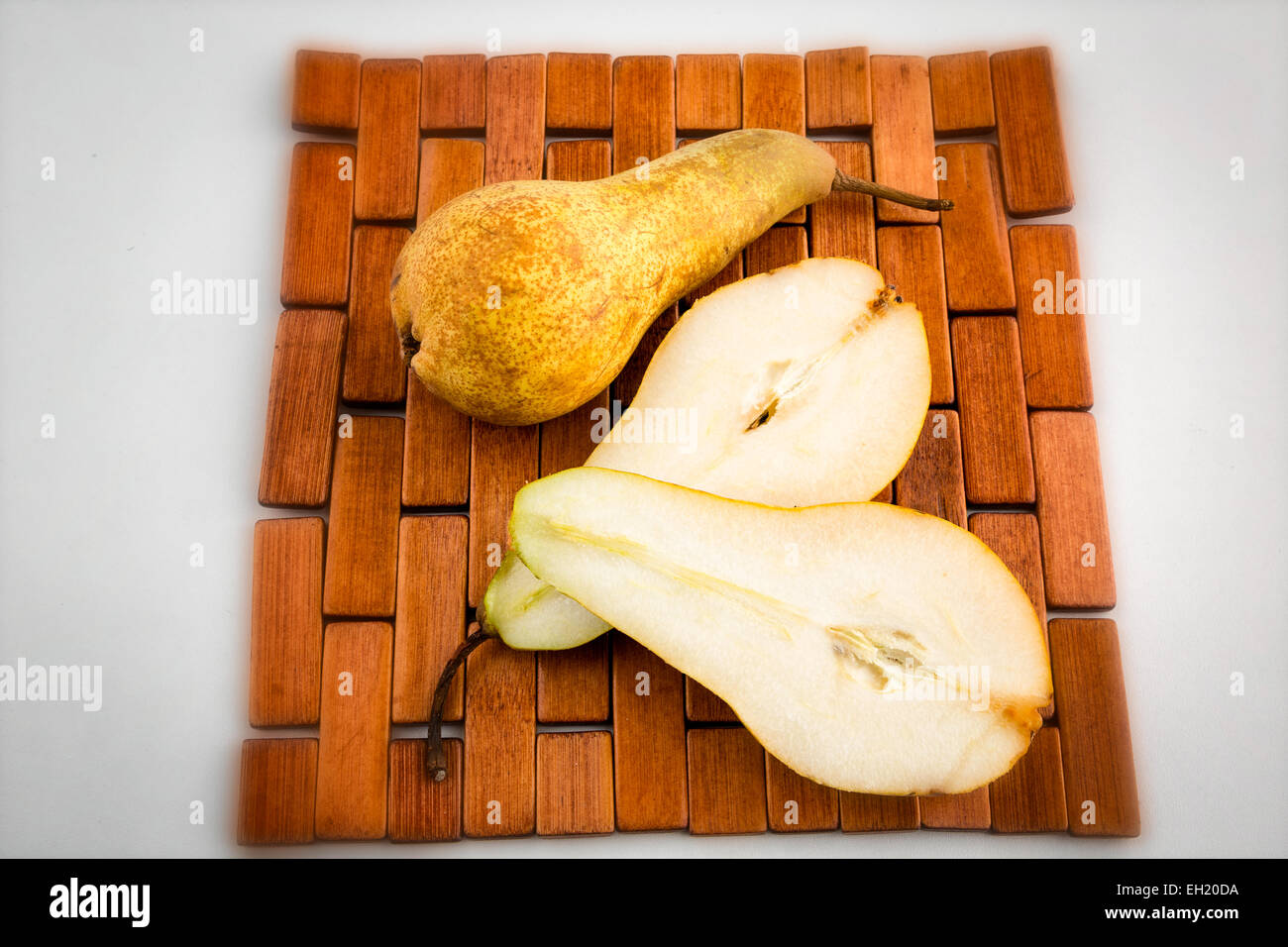 Pera sul tavolo - intero e dimezzato pera Foto Stock
