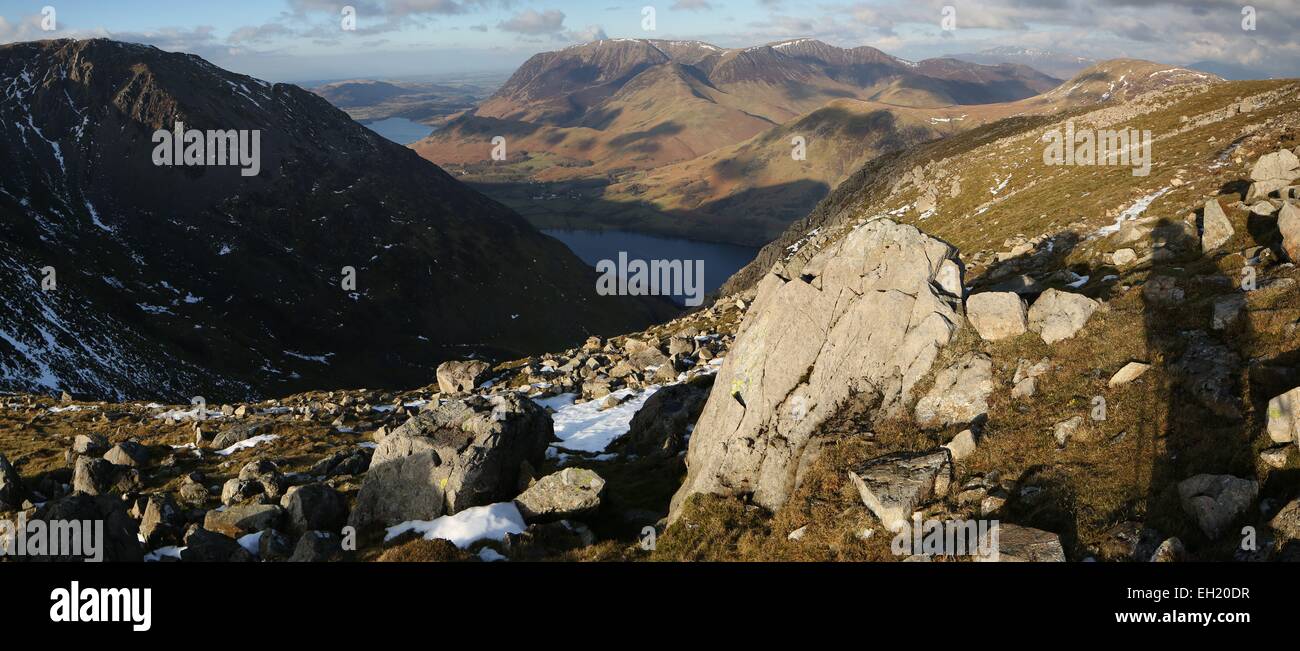 Buttermere luce della sera. Alta falesia Buttermere cercando di alto stile, Grasmoor e Coledale Fells Foto Stock