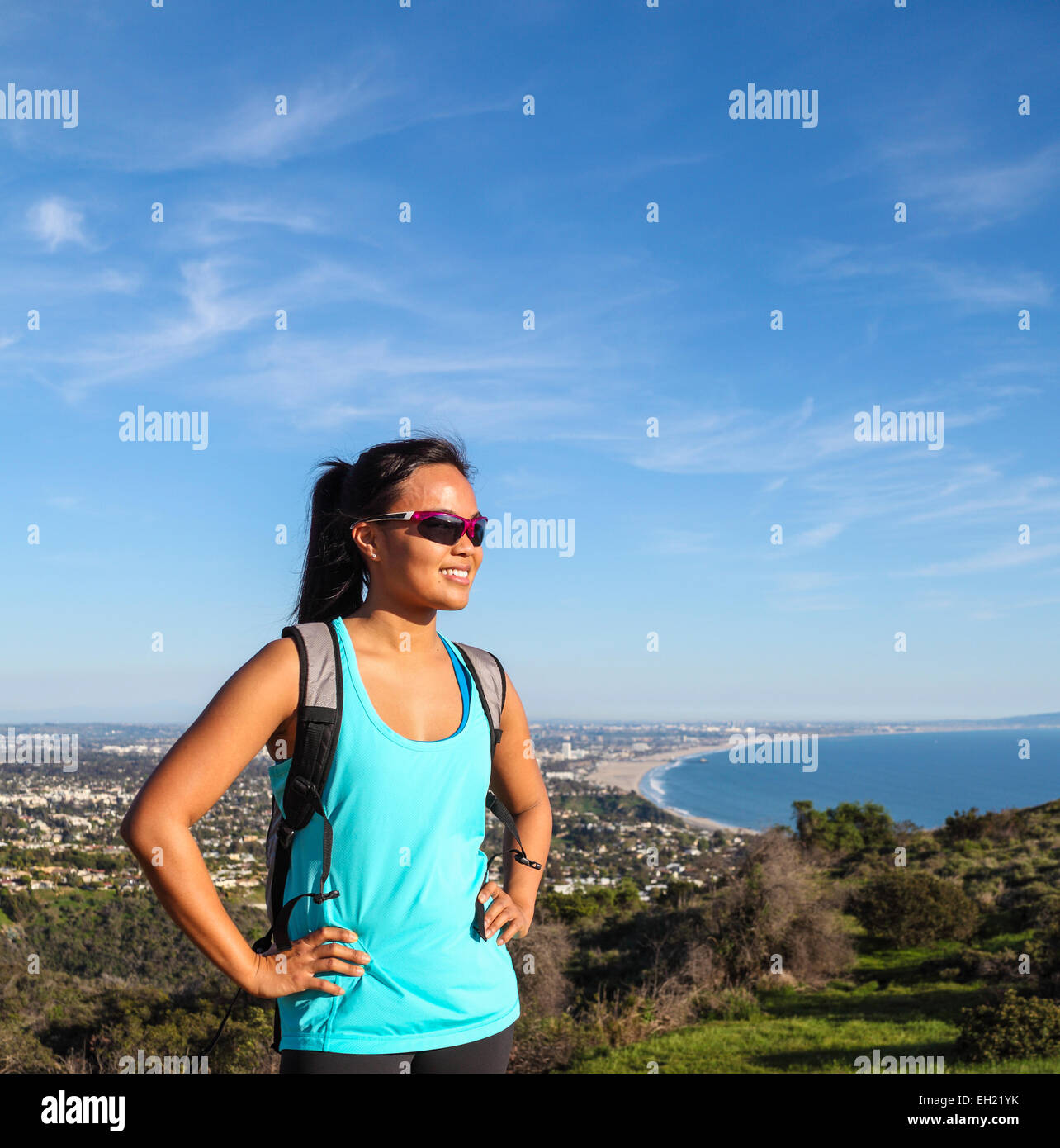 Escursionista sul fuoco strada in Topanga parco dello stato raggiunto via Los Leones Trail, con la Baia di Santa Monica a distanza Foto Stock