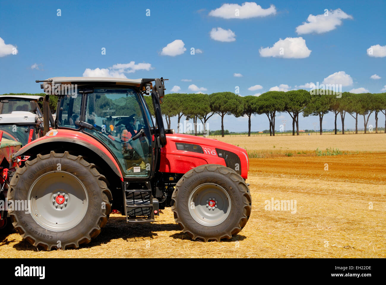 Esposizione di trattori nuovi in una fiera agricola in Agro Pontino, Lazio, Italia centrale. Foto Stock