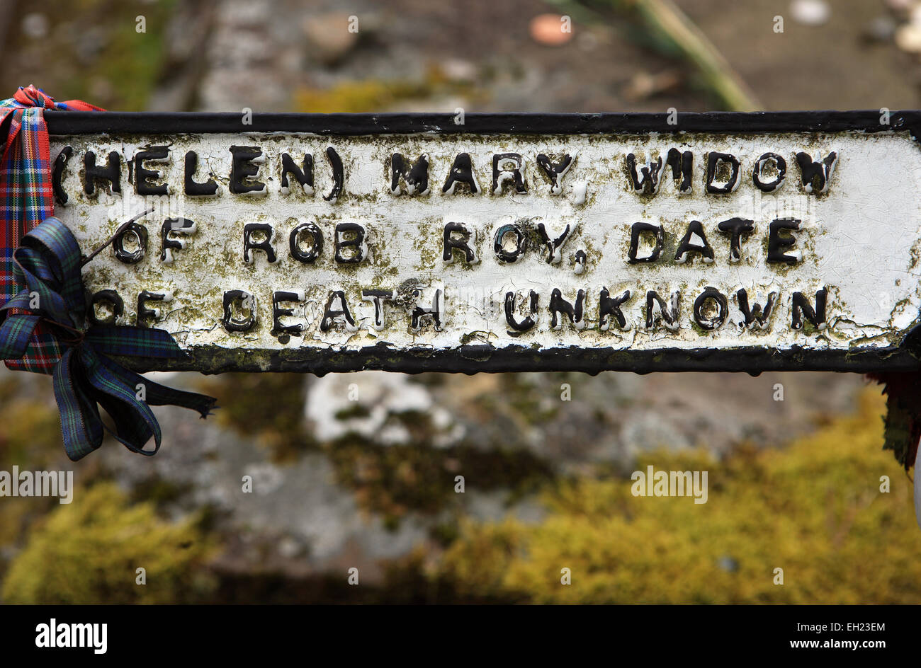Tomba della vedova di Rob Roy posta accanto a lui e ai suoi figli nel cimitero di Balquhidder in Scozia Foto Stock