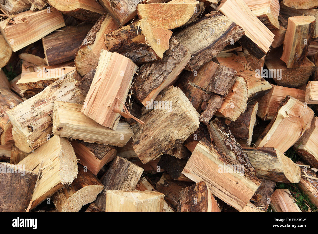 Pila di split log di legna da ardere Foto Stock