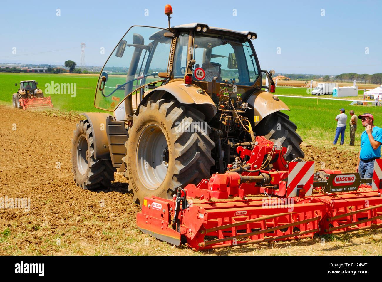 Esposizione di trattori nuovi in una fiera agricola in Agro Pontino, Lazio, Italia centrale. Foto Stock