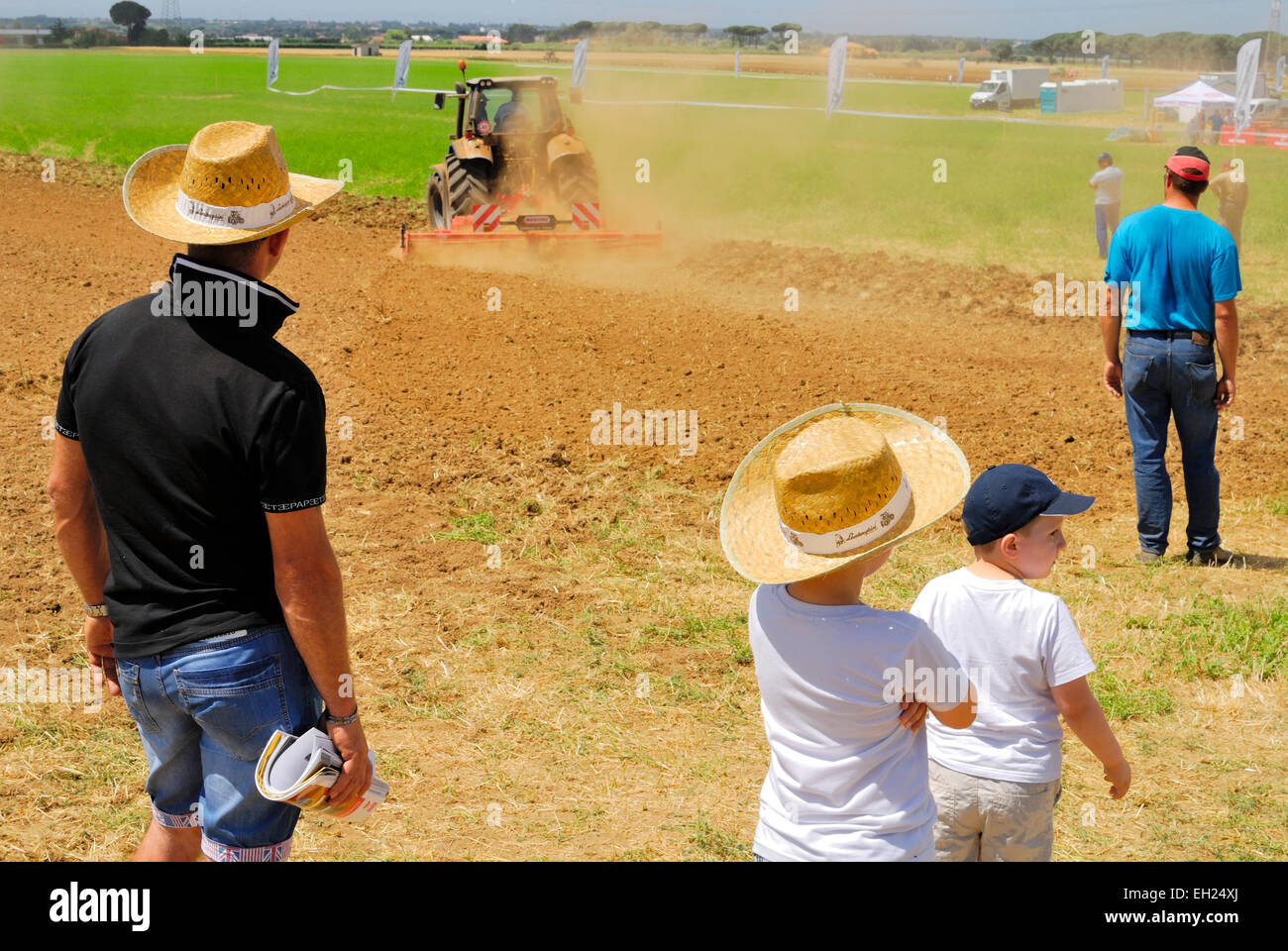 Esposizione di trattori nuovi in una fiera agricola in Agro Pontino, Lazio, Italia centrale. Foto Stock