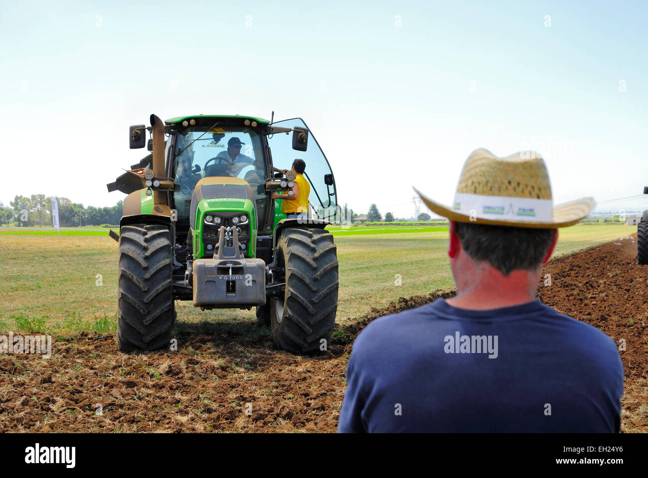 Esposizione di trattori nuovi in una fiera agricola in Agro Pontino, Lazio, Italia centrale. Foto Stock